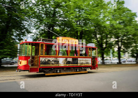 Riga, Lettonie - 25 mai 2019 : Ancien Tramway historique sur la rue de Riga. En mouvement, selective focus Banque D'Images