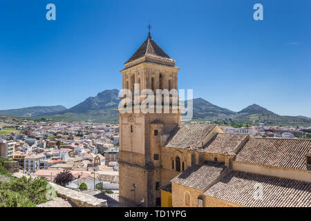 Clocher de l'église et le paysage environnant d'Alcaudete, Espagne Banque D'Images