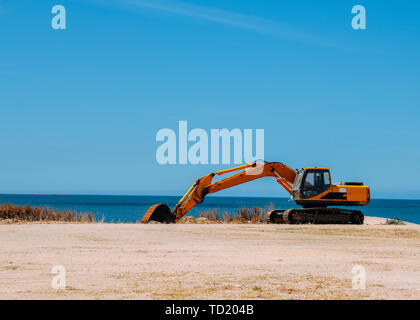 Bulldozer jaune sur une plage de travail avec copie espace. Banque D'Images