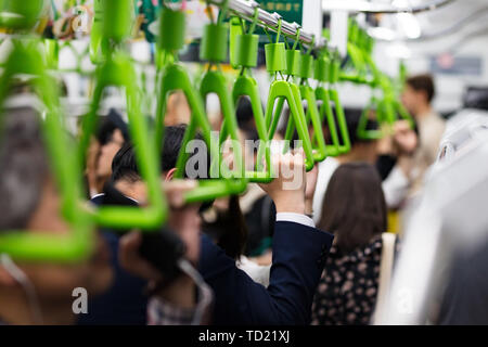 Poignées de train à Tokyo au Japon Banque D'Images