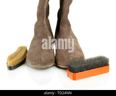 Des brosses à chaussures et bottes en daim femelle, isolated on white Banque D'Images