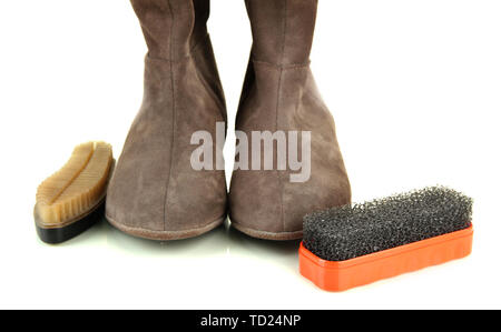 Des brosses à chaussures et bottes en daim femelle, isolated on white Banque D'Images