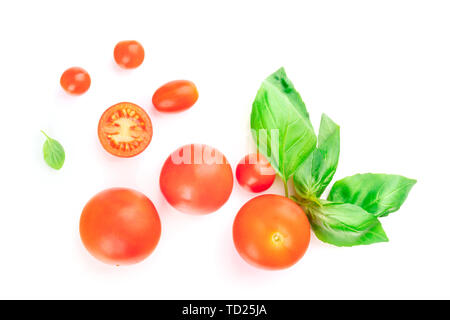 Une photo gros plan de tomates cerise et de feuilles de basilic, tourné à partir de ci-dessus, sur un fond blanc avec copie espace Banque D'Images