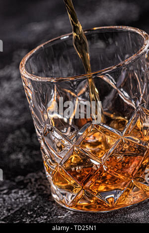 Whiskey sur une pierre fond sombre. Banque D'Images