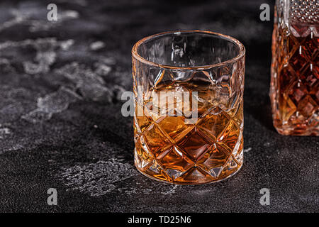 Whiskey sur une pierre fond sombre. Banque D'Images