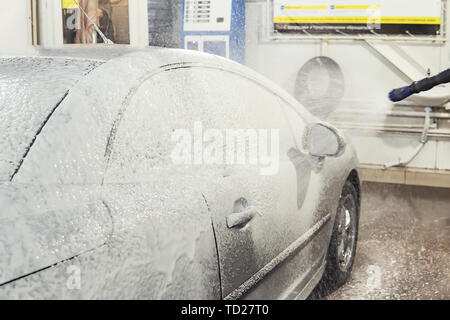 Voiture est recouverte de mousse pour laver la voiture. De lavage automatique. Shampoing pour voitures. Processus de nettoyage Banque D'Images