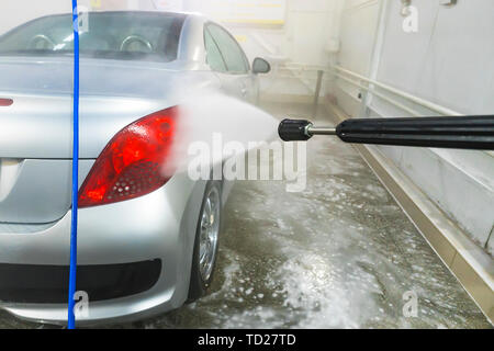 Lave-auto manuel. Lave-véhicule de haut de gamme avec pompe à eau haute pression. Nettoyage Automobile self service. mousse de lavage à l'eau de lavage de voiture. man worker Banque D'Images