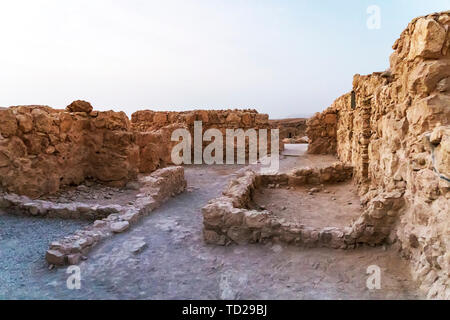 Ancienne forteresse de Massada. Les murs en pierre d'une forteresse. Il reste d'une ancienne fortification dans le District sud d'Israël situé au sommet d'une Banque D'Images