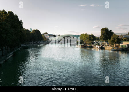 Vue panoramique de la ville de Tbilissi. Le Pont de la paix sur la rivière Kura Banque D'Images