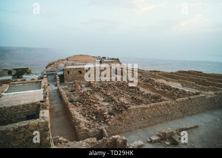 Ruines de l'ancienne forteresse de Massada sur la montagne près de la mer morte dans le sud d'Israël. Vue de dessus de bâtiments construits sur la montagne élevée Banque D'Images