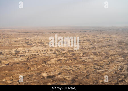 Dunes de sable contre le ciel. Beau paysage désertique. Désert de près. udean désert situé sur la rive ouest du Jourdain. Rive déserte de Banque D'Images