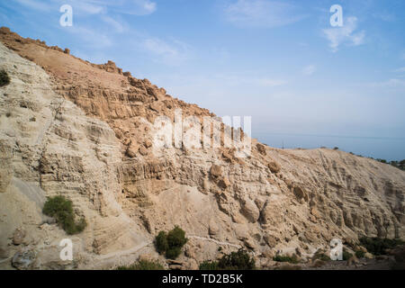 Montagnes de dry ridge Panaroma sur un beau jour contre un ciel bleu clair avec copie espace ci-dessus. Climat chaud du Moyen-Orient, Israël la nature. Belle Banque D'Images