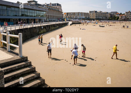 L'âge moyen des hommes jouant pétanque (boules) sur la plage, plage de l'Ecluse, Dinard, Bretagne, France Banque D'Images