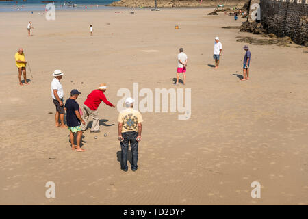 L'âge moyen des hommes jouant pétanque (boules) sur la plage, plage de l'Ecluse, Dinard, Bretagne, France Banque D'Images