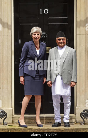 Premier ministre Theresa peut se félicite de Premier Ministre Népalais KP Sharma Oli en dehors de 10 Downing Street, Londres. Banque D'Images
