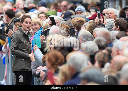 La duchesse de Cambridge répond aux membres du public tout en un bain de foule dans le centre-ville de Keswick, lors d'une visite à Cumbria. Banque D'Images