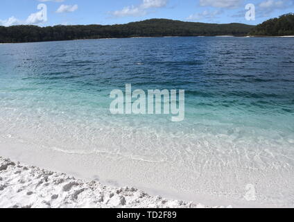 Mackenzie Lake sur l'île Fraser au large de la Sunshine Coast du Queensland est un lac d'eau douce de touristes . Banque D'Images