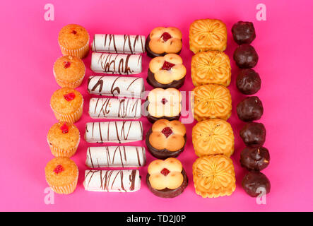 Sweet cookies sur fond rose Banque D'Images
