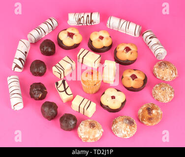 Sweet cookies sur fond rose Banque D'Images