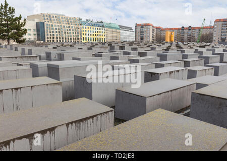 Des centaines de stèles de béton ou au Mémorial aux Juifs assassinés d'Europe, également connu sous le nom de Mémorial de l'Holocauste, au centre-ville de Berlin, Allemagne. Banque D'Images