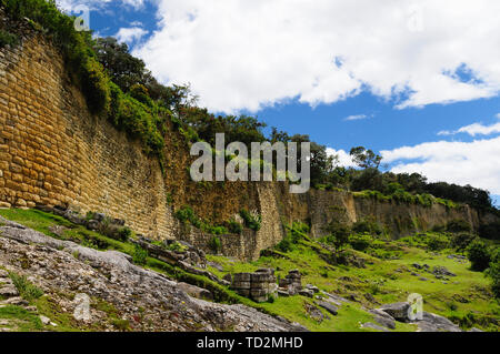 Pérou, Kuelap appariés sur grandeur seulement par le Machu Picchu, cette ville citadelle en ruine dans les montagnes près de Chachapoyas. Banque D'Images