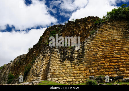 Pérou, Kuelap appariés sur grandeur seulement par le Machu Picchu, cette ville citadelle en ruine dans les montagnes près de Chachapoyas. Banque D'Images