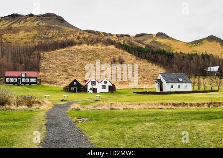 Vue typique de l'Islandais turf-haut maisons dans le village de Skogar, sud de l'Islande, l'Europe. Banque D'Images