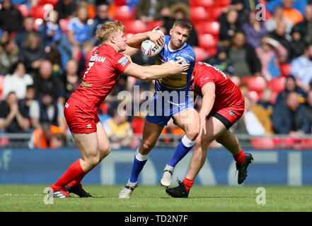 Leeds Rhinos' Jack Walker (centre) est abordé Banque D'Images