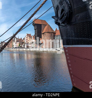 Front iconique de Gdansk. Le bâtiment géant au milieu est la grue, datant de l'an 1300. Aujourd'hui partie du musée maritime. Banque D'Images