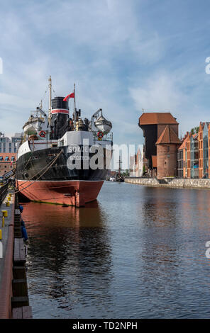 Front iconique de Gdansk. Le bâtiment géant au milieu est la grue, datant de l'an 1300. Aujourd'hui partie du musée maritime. Banque D'Images