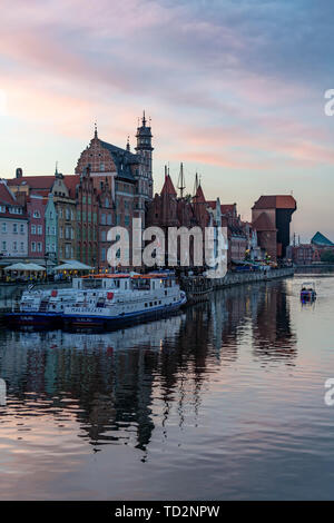 Front iconique de Gdansk. Le bâtiment géant au milieu est la grue, datant de l'an 1300. Aujourd'hui partie du musée maritime. Banque D'Images