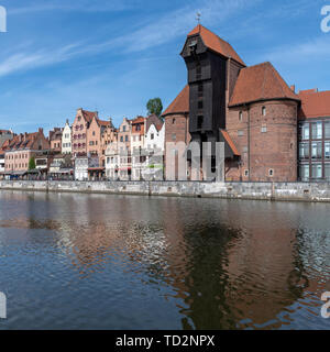 Front iconique de Gdansk. Le bâtiment géant au milieu est la grue, datant de l'an 1300. Aujourd'hui partie du musée maritime. Banque D'Images