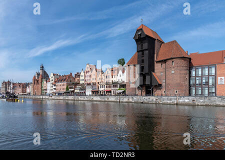 Front iconique de Gdansk. Le bâtiment géant au milieu est la grue, datant de l'an 1300. Aujourd'hui partie du musée maritime. Banque D'Images