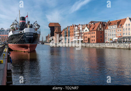 Front iconique de Gdansk. Le bâtiment géant au milieu est la grue, datant de l'an 1300. Aujourd'hui partie du musée maritime. Banque D'Images