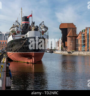 Front iconique de Gdansk. Le bâtiment géant au milieu est la grue, datant de l'an 1300. Aujourd'hui partie du musée maritime. Banque D'Images