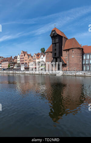 Front iconique de Gdansk. Le bâtiment géant au milieu est la grue, datant de l'an 1300. Aujourd'hui partie du musée maritime. Banque D'Images