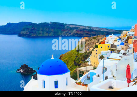 Santorin, Grèce, mer et vue emblématique de bleu et blanc dôme de l'église, Oia village ville Banque D'Images