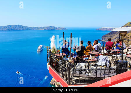 Santorin, Grèce - 25 Avril 2019 : Véranda avec vue sur la mer cafe, les gens à la caldeira, le volcan à la mer et l'île panorama, Fira Banque D'Images