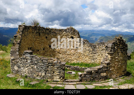 Pérou, Kuelap appariés sur grandeur seulement par le Machu Picchu, cette ville citadelle en ruine dans les montagnes près de Chachapoyas. Banque D'Images