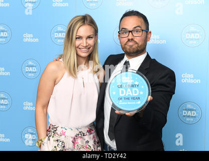 Vlogger Parenting, Jonathan Saccone Joly, recueille les Clas Ohlson Celebrity Papa de l'Année avec sa femme, Anna, lors d'une cérémonie à la fragment. Crédit photo doit se lire : Doug Peters/PA Wire Banque D'Images