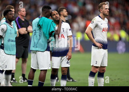 Tottenham Hotspur est Victor Wanyama (centre gauche) consoles Lucas Moura après la finale de la Ligue des champions au Wanda Metropolitano, Madrid. Banque D'Images