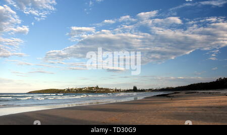 Paysage panoramique de, de Woolgoolga beach et plage de Woolgoolga en Nouvelle Galles du Sud, Australie. Les gens qui marchent sur la plage. Banque D'Images