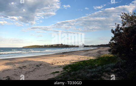 Paysage panoramique de, de Woolgoolga beach et plage de Woolgoolga en Nouvelle Galles du Sud, Australie. Les gens qui marchent sur la plage. Banque D'Images