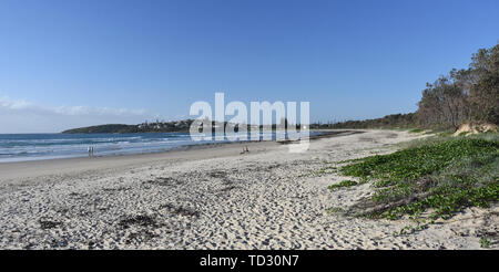 Paysage panoramique de, de Woolgoolga beach et plage de Woolgoolga en Nouvelle Galles du Sud, Australie. Les gens qui marchent sur la plage. Banque D'Images