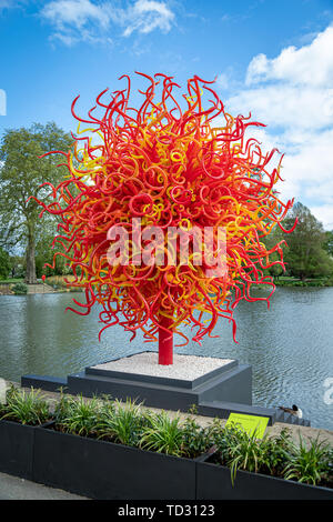 Soleil de l'été par Dale Chihuly, partie d'une exposition de sculptures de verre à Kew Gardens. Banque D'Images