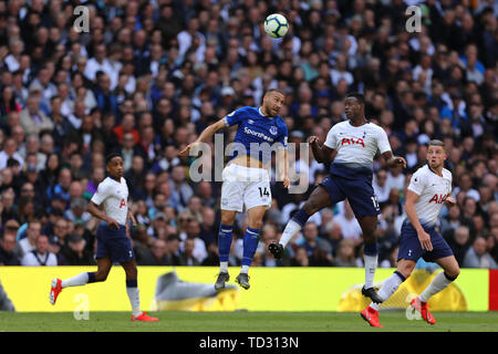 Victor Wanyama de Tottenham Hotspur et Cenk Tosun de Everton - Tottenham Hotspur v Everton, Premier League, Tottenham Hotspur Stadium, Londres - 12 mai 2019 Editorial N'utilisez que des restrictions s'appliquent - DataCo Banque D'Images