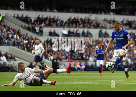 Cenk Tosun de Everton et Eric Dier de Tottenham Hotspur - Tottenham Hotspur v Everton, Premier League, Tottenham Hotspur Stadium, Londres - 12 mai 2019 Editorial N'utilisez que des restrictions s'appliquent - DataCo Banque D'Images