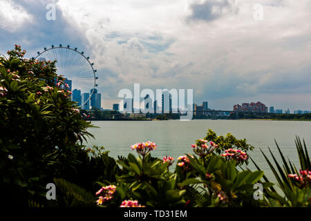 Singapour - 25 avril 2019 : Singapore Flyer au matin - la plus grande grande roue du monde Banque D'Images