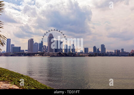 Singapour - 25 avril 2019 : Singapore Flyer au matin - la plus grande grande roue du monde Banque D'Images