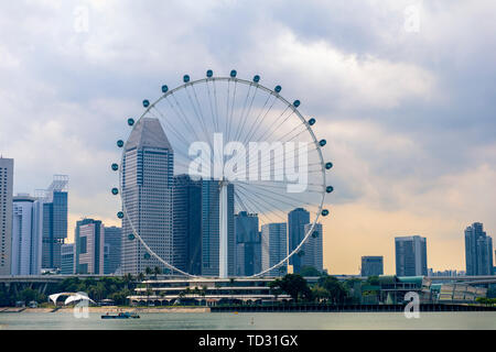 Singapour - 25 avril 2019 : Singapore Flyer au matin - la plus grande grande roue du monde Banque D'Images